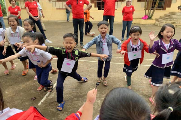 Grupo de crianças vietnamitas